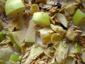 Cereals with apple and milk.